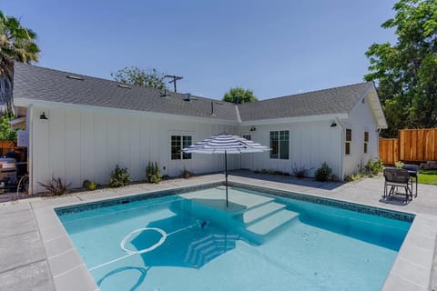 Lux Pool Oasis, 3BR,Chic Kitchen Chalet in Concord