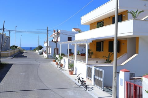 Sea view, Street view