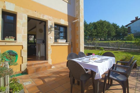 Property building, Patio, Spring, Day, Garden, View (from property/room), Balcony/Terrace, Dining area, Garden view