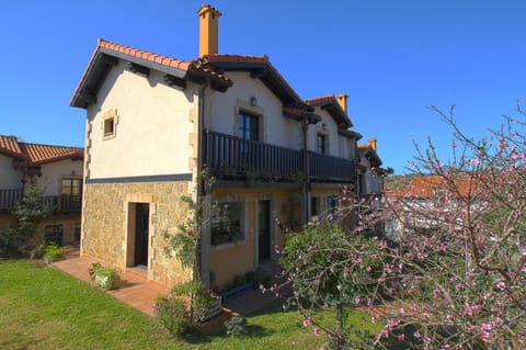 Property building, Spring, Day, Garden, Garden view