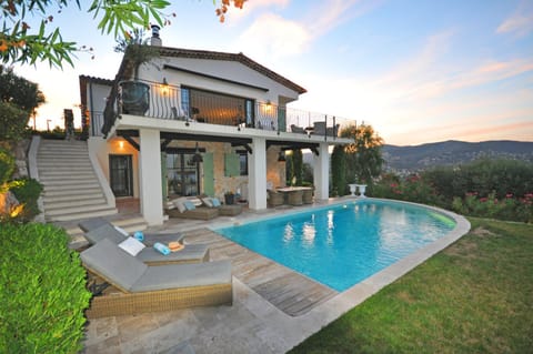 Property building, Patio, Spring, Day, Natural landscape, Garden, Garden view, Mountain view, Pool view, Swimming pool, sunbed