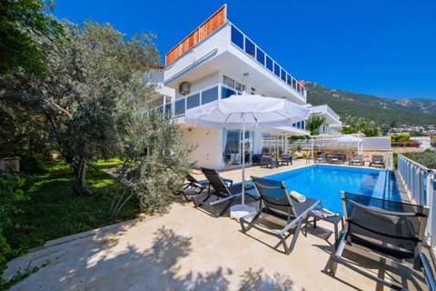 Property building, Day, Natural landscape, Balcony/Terrace, Pool view, Swimming pool, sunbed