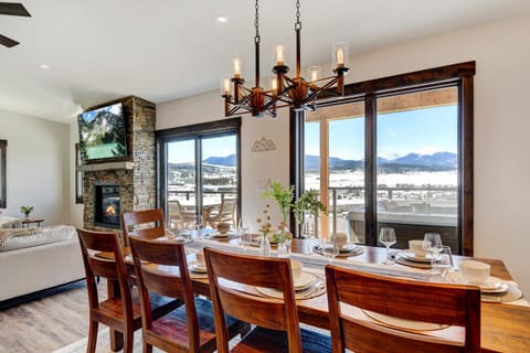 Natural landscape, Food and drinks, Dining area, Food, Mountain view