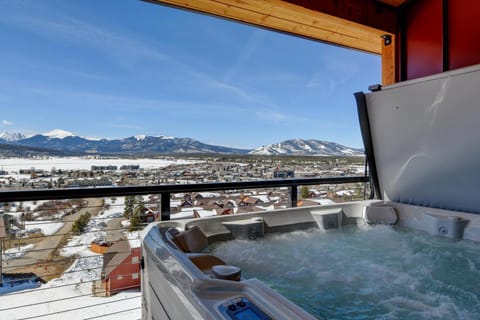 Nearby landmark, Day, Natural landscape, Hot Tub, Mountain view