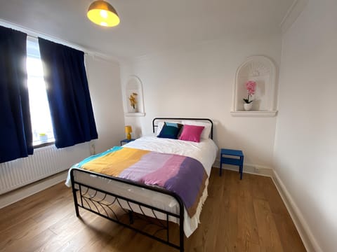 4-Bedroom home - Perfect for those working in Bridgend - By Tailored Accommodation Haus in Bridgend