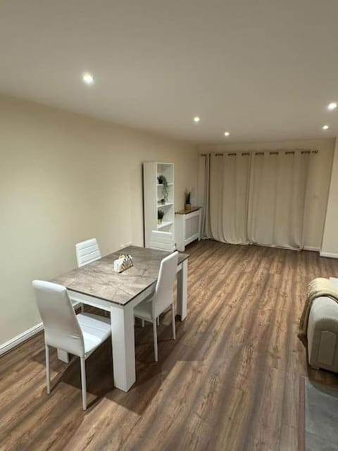 2 Bedroom London Apartment Apartment in Croydon