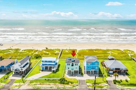 Beachfront Million Dollar Views 2 King Beds House in Galveston Island