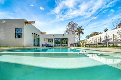 King Suite Villa W/Pool & Hot Tub House in Tarzana