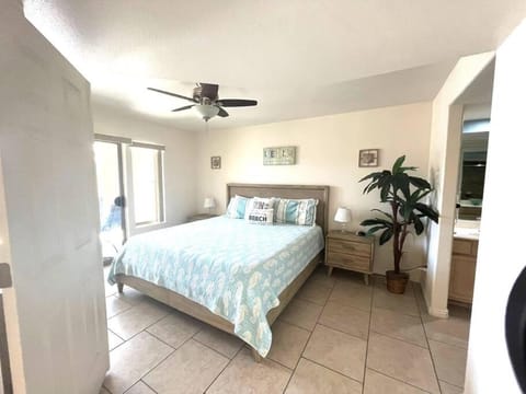 Ocean View 2 King-Suites condo W/Beach Access! Condo in Lake Havasu City