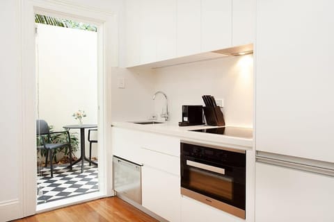 Funky Inner West Studio with Private Patio Apartamento in Marrickville