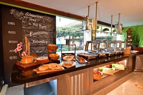 Coffee/tea facilities, Kitchen or kitchenette, Food and drinks, Food, Breakfast, Continental breakfast, Buffet breakfast