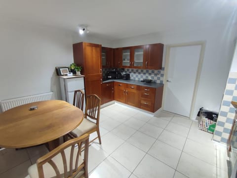 Kitchen or kitchenette, Dining area, dishwasher, minibar, pet friendly, stove