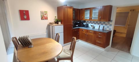 Coffee/tea facilities, Kitchen or kitchenette, Dining area, oven