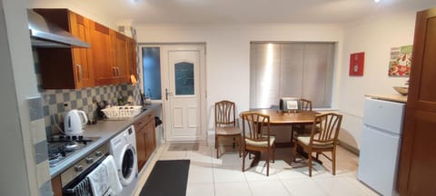 Kitchen or kitchenette, Seating area, Dining area, oven, toaster