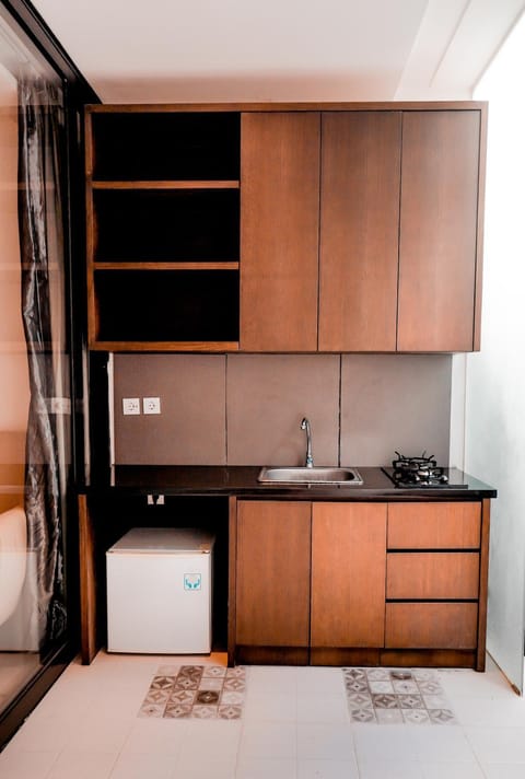 Kitchen or kitchenette, minibar, stove, wardrobe