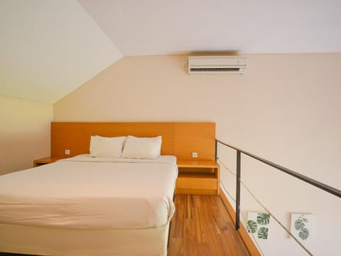 Bed, Photo of the whole room, Bedroom, air conditioner