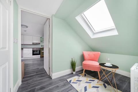 Lovely 3-bedroom 2 bath duplex flat in SE London Condo in Bromley