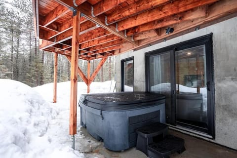 Private Hot Tub & Modern Sweet House Chalet in Shawinigan