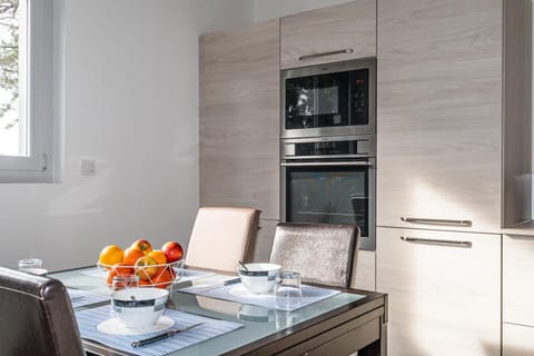 Kitchen or kitchenette, Dining area, Food