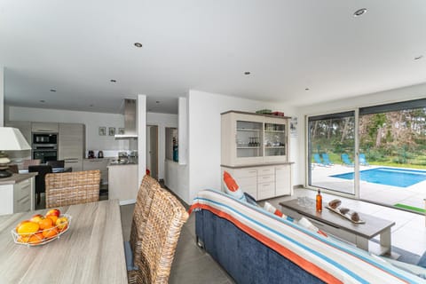 Dining area, Pool view