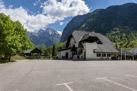 Property building, Day, Natural landscape, Garden, Mountain view, Parking