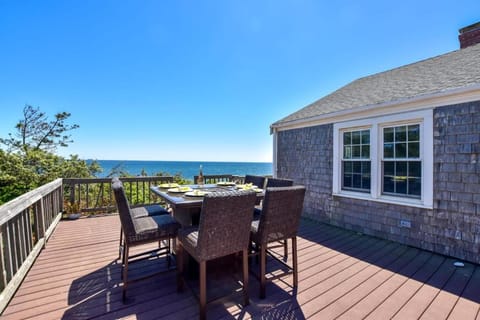 Stunning Waterfront Views Beach steps away Casa in Wellfleet