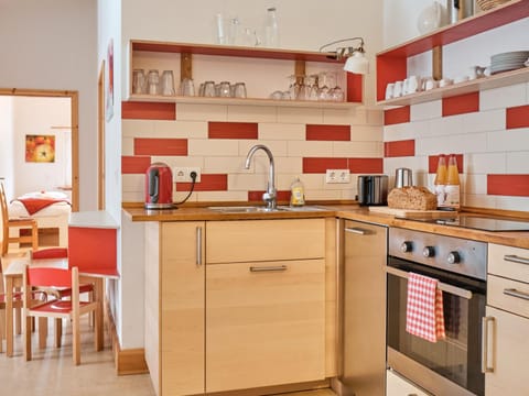 Coffee/tea facilities, Kitchen or kitchenette, dishwasher, stove