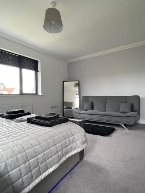 Photo of the whole room, Bedroom