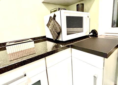 Kitchen or kitchenette, minibar