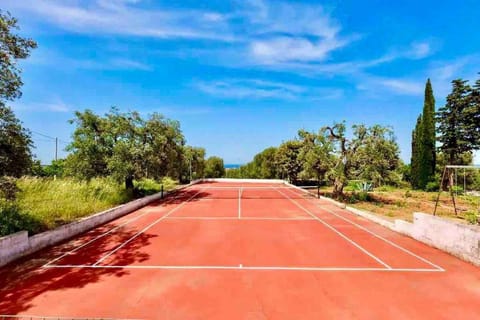 [Castello con piscina]Vista mare+campo da tennis Villa in Province of Taranto