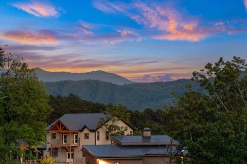 Red Sky Retreat House in Sevier County