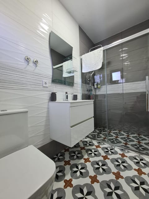 Shower, Toilet