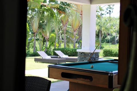 Billiard, Garden, Living room, Seating area, Garden view