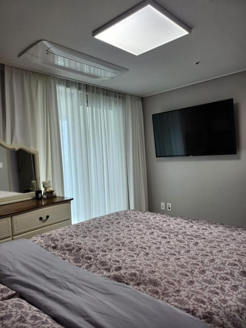 Bed, TV and multimedia, Bedroom