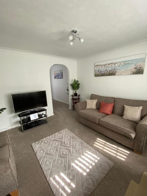 The Marlene - Lovely 3-Bed Home - Free WIFI & Parking - Short or Long Stays Apartment in Burton upon Trent