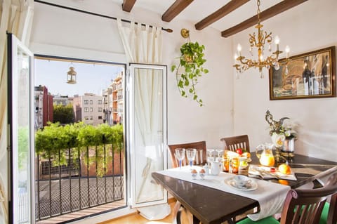 Day, Dining area