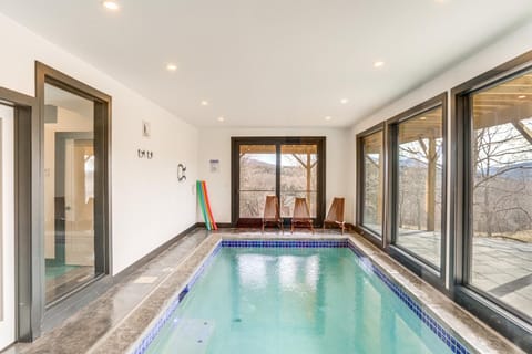 Custom Windham Mtn Villa with Pool, Theater and Views! Villa in Windham