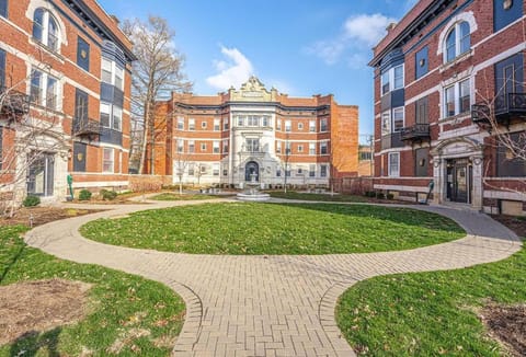 2BR W&D Near Forest Park Barnes Hospital STL Zoo Apartment in Saint Louis