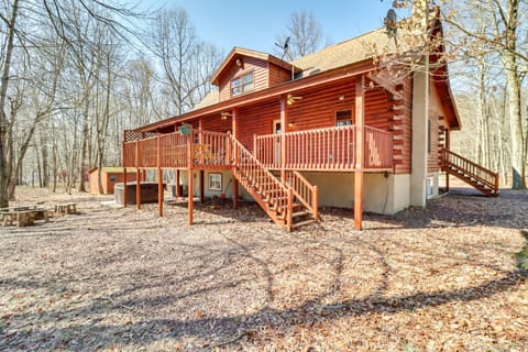 Blakeslee Cabin with Spacious Deck and Private Hot Tub House in Tunkhannock Township