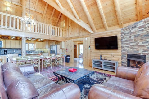 Blakeslee Cabin with Spacious Deck and Private Hot Tub House in Tunkhannock Township