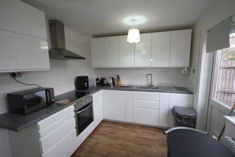 Lee's Lodge - Modern 2 Bedrooms Apartment in Uxbridge