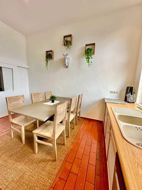 Kitchen or kitchenette, Seating area, Dining area