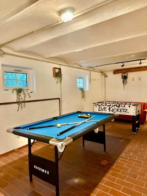 Billiard, Game Room