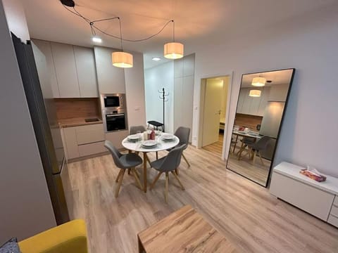 Kitchen or kitchenette, Dining area, minibar