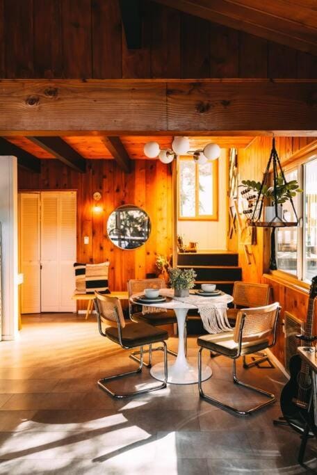 Mid-Century Cabin Perfect for Romantic Getaway Chalé in Running Springs