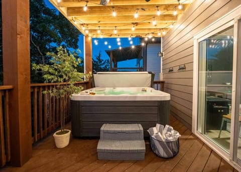 *Private Hot Tub Gameroom 1 mi Silver Dollar City* House in Indian Point