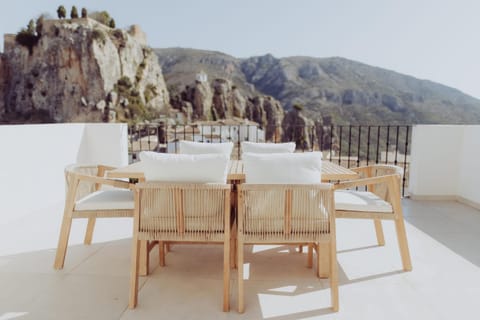 Day, Natural landscape, View (from property/room), Balcony/Terrace, Dining area, Mountain view