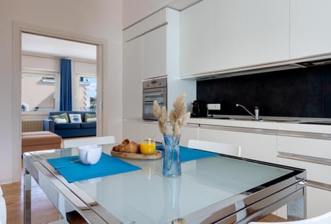 Kitchen or kitchenette, Food and drinks, Dining area, minibar