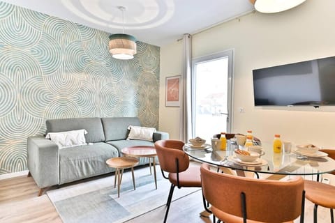 Living room, Seating area, Dining area