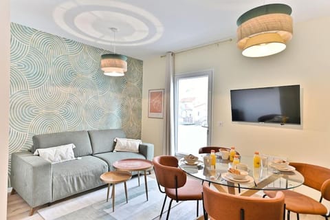 Living room, Seating area, Dining area